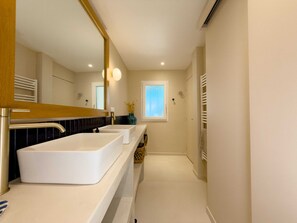 シャワー、ヘアドライヤー、タオル、石鹸