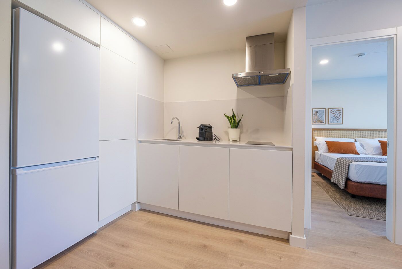 Refrigerador, microondas y utensilios de cocina 