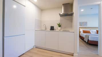 Refrigerador, microondas y utensilios de cocina