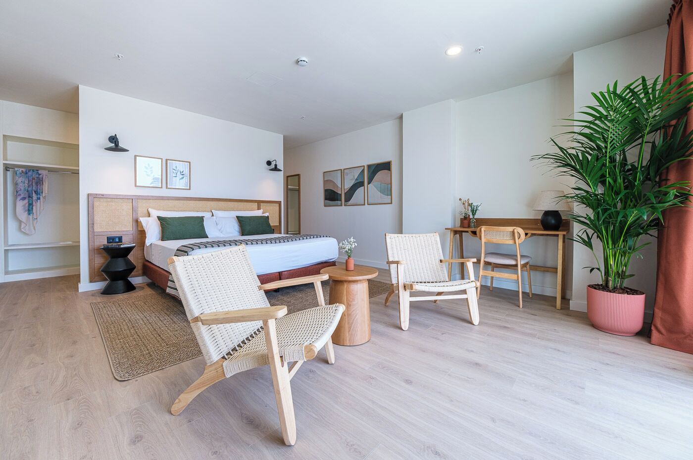 Suite, 2 Schlafzimmer | Schreibtisch, laptopgeeigneter Arbeitsplatz, Bügeleisen/Bügelbrett