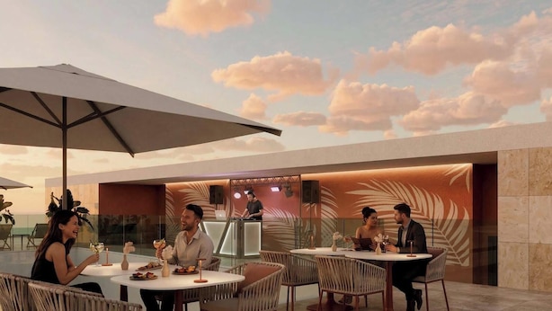 Een terras met ronde tafels, stoelen en parasols.
