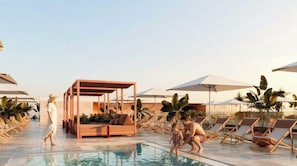 Un área junto a la piscina con sillones de descanso, sombrillas y una estructura de madera.