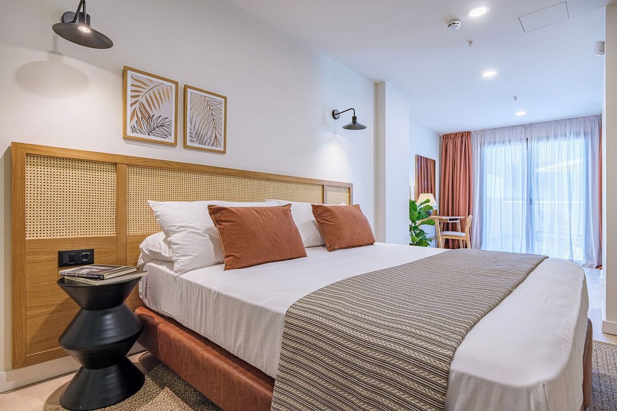 Suite, Mobility Accessible, Balcony | Living area