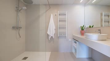 Suite, 2 habitaciones | Baño | Bañera, toallas, jabón y champú