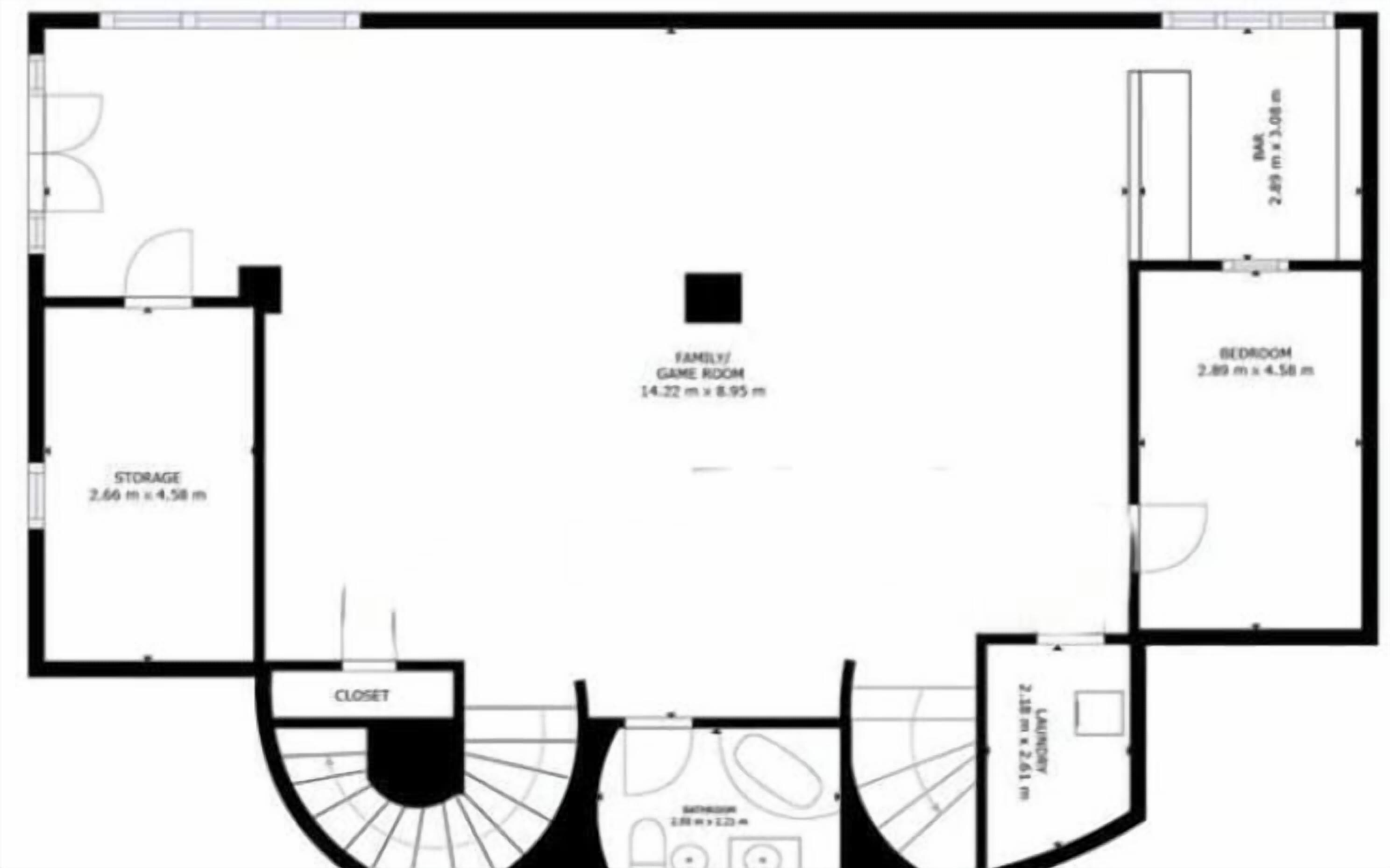 Un plan d’étage comprenant un salon familial, une chambre, un espace de rangement et un placard.