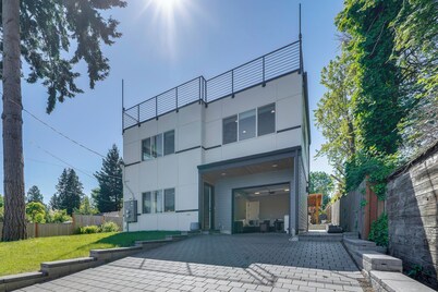 Rooftop Deck + Private Patio! West Seattle Home
