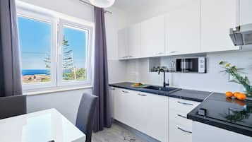 Geladeira, micro-ondas, fogão, cooktop