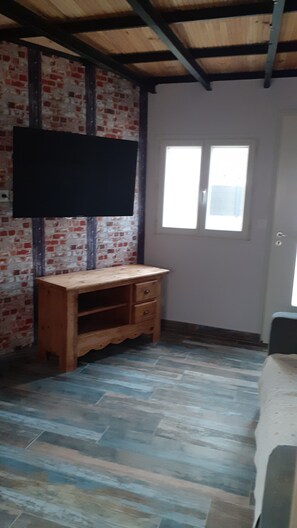 Interior - Industrial-style studio (Montbazin)