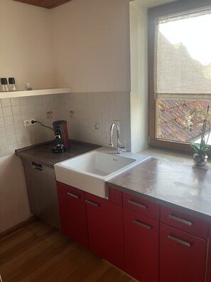 Frigorifero, microonde, forno, piano cottura
