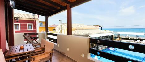 Villa Luxe, balcon, vue mer | Restauration extérieure