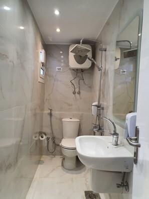 Douche, sèche-cheveux, bidet, serviettes fournies