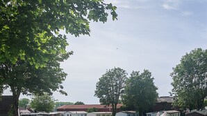Et boligområde med swimmingpool, hegnet have og huse med røde tage.