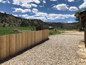 Property grounds - Stan's Hideaway in Tropic 9 miles to Bryce Canyon, Tucked away & private, Unique (Tropic)