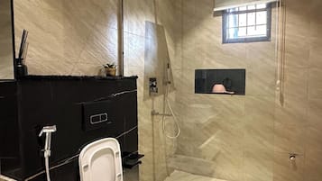 Economy Apartment, Balcony, City View | Bilik Mandi | Kelengkapan dandanan diri percuma, pengering rambut, tuala disediakan