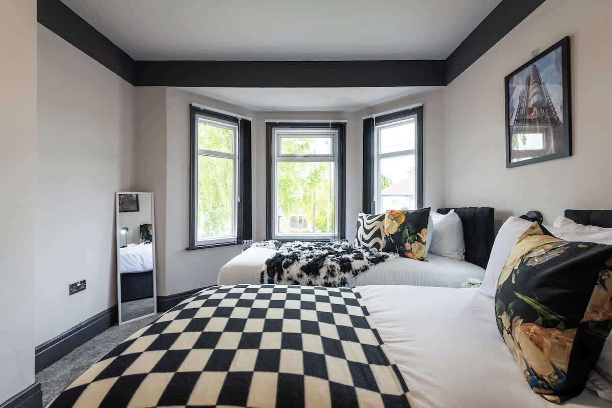 4 bedrooms, iron/ironing board, WiFi (free), bed sheets