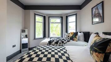 4 bedrooms, iron/ironing board, WiFi (free), bed sheets
