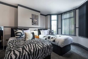 4 bedrooms, iron/ironing board, free WiFi, bed sheets - Elroi Private Parking 4 Bedroom Quiet Leafy Home (Kingston upon Hull)