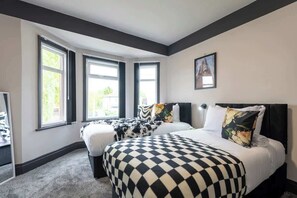 4 bedrooms, iron/ironing board, WiFi (free), bed sheets