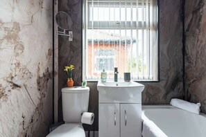 Shower, hair dryer, shampoo - Elroi Private Parking 4 Bedroom Quiet Leafy Home (Kingston upon Hull)