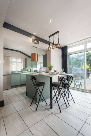 Dining - Elroi Private Parking 4 Bedroom Quiet Leafy Home (Kingston upon Hull)