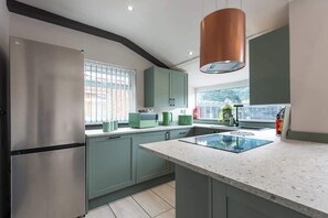 Coffee/tea maker, fridge, microwave, oven