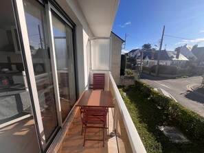 Outdoor dining - Vrbo Property (Le Pouliguen)