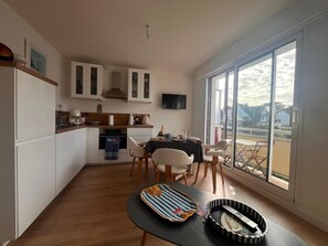 Dining - Bright studio with balcony 250m walk from Nau beach (Le Pouliguen)