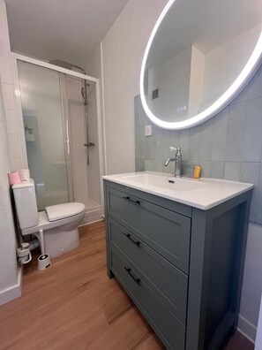 Shower, toilet paper - Vrbo Property (Le Pouliguen)