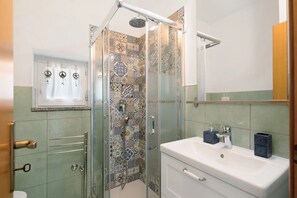 Bathroom - Vrbo Property (Erchie)