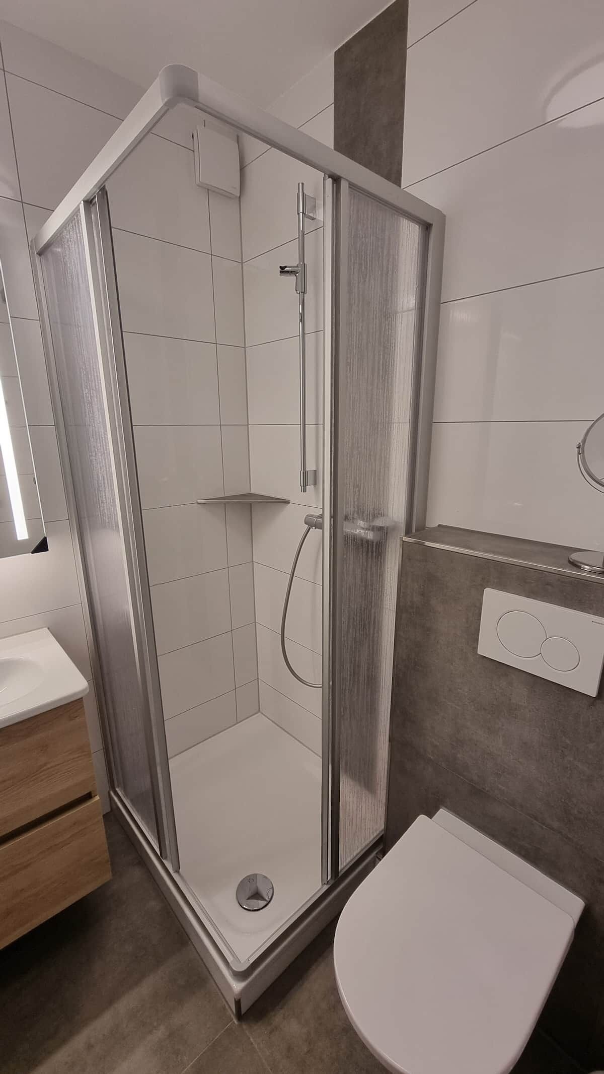 Douche, sèche-cheveux, serviettes fournies, savon