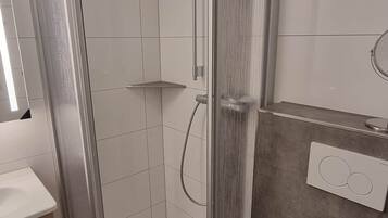 Douche, sèche-cheveux, serviettes fournies, savon