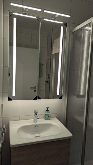 Dusche, Haartrockner, Handtücher, Seife