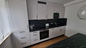 Køleskab, mikrobølgeovn, ovn, kogeplade