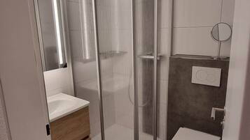 Dusche, Haartrockner, Seife, Toilettenpapier