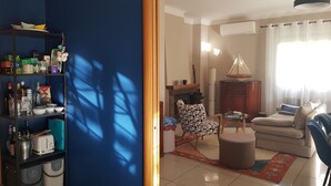 Un soggiorno con parete blu, una libreria, un caminetto, un divano e un tavolo da pranzo.