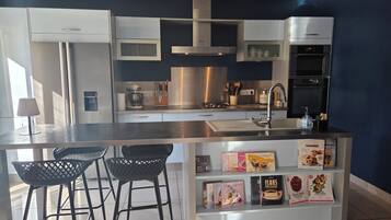 Een koffiezetapparaat/waterkoker, een koelkast, een magnetron, een oven