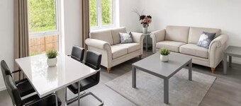 Convenient Modern Lrg 2 Bedroom w Wifi and Parking