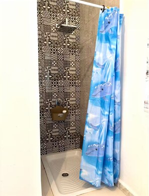 Shower, jetted tub, towels, soap - Elegant retreat with suite and Jacuzzi by the sea (Bizerte)