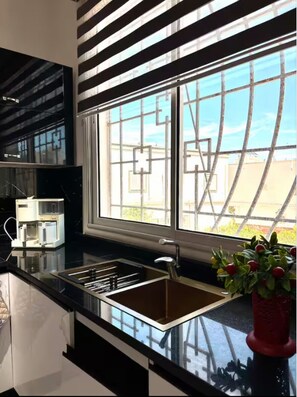 Fridge, microwave, oven, stovetop - Elegant retreat with suite and Jacuzzi by the sea (Bizerte)