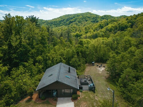 Charming 2-bedroom cabin on 3+ acres < 15 min. to downtown Blowing Rock!