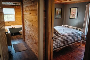 3 bedrooms, iron/ironing board, WiFi, bed sheets - Charming 2-bedroom cabin on 3+ acres < 15 min. to downtown Blowing Rock! (Lenoir)