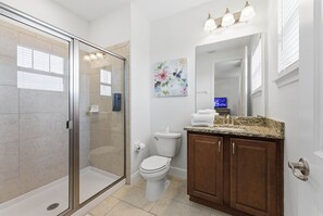 Haartrockner, Handtücher, Seife, Toilettenpapier