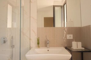 Dusche, Haartrockner, Handtücher, Seife
