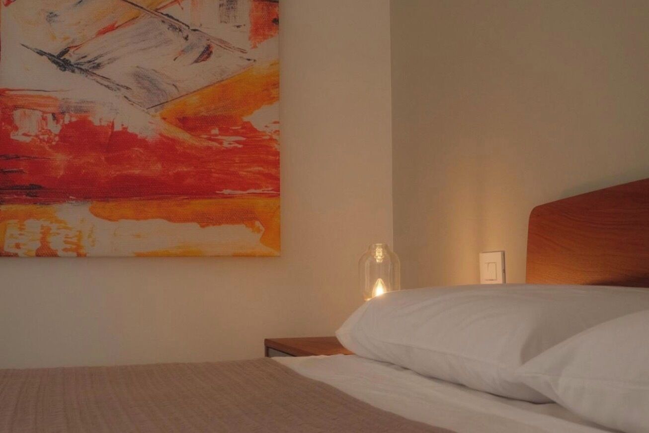 Hochwertige Bettwaren, Minibar, Schreibtisch, kostenloses WLAN