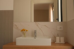 Deluxe Double Room, Balcony, Garden View | Bathroom | Shower, hair dryer, towels, soap - Nafura (Raffadali)