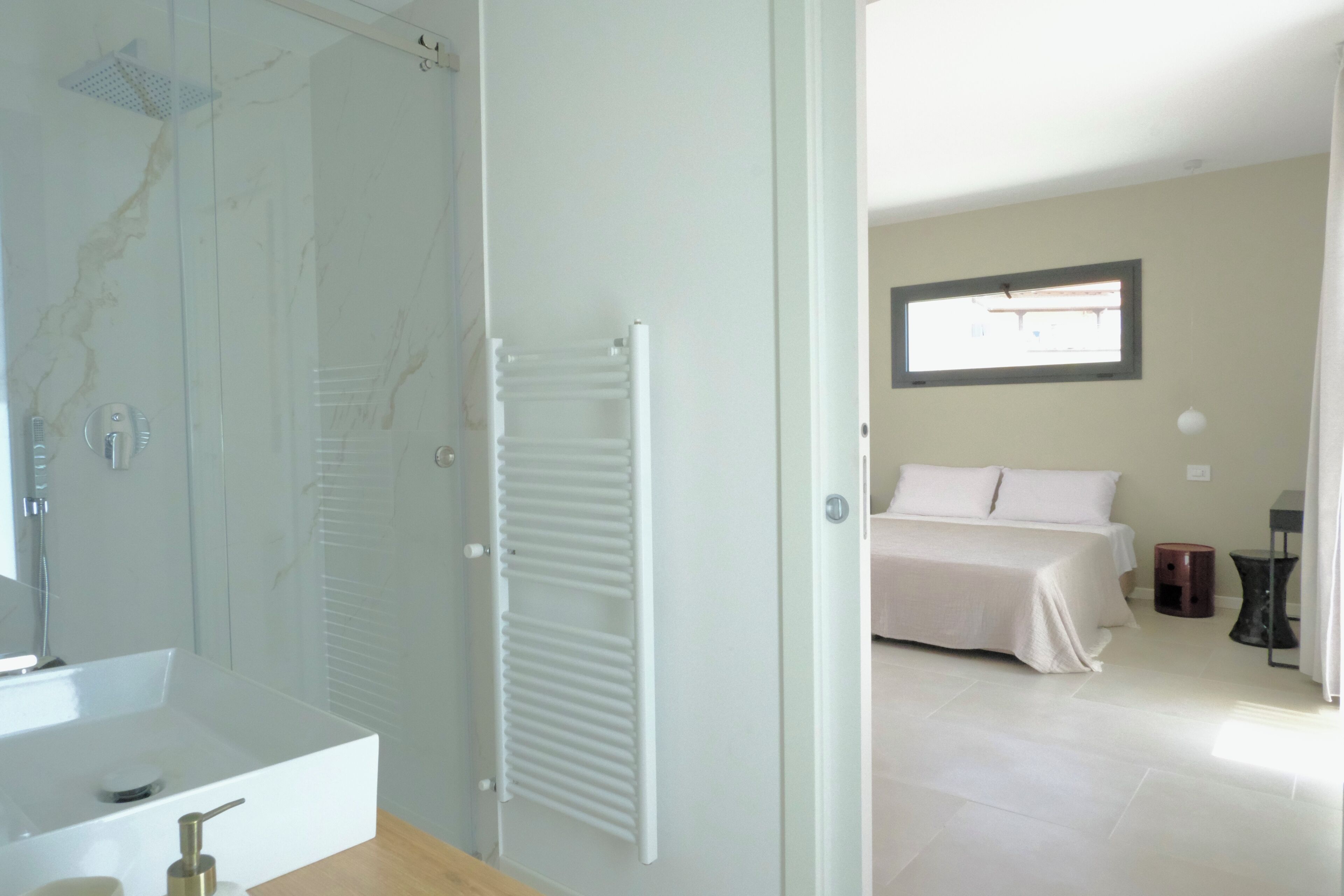 Quarto triplo luxo, sacada, vista para a colina | Banheiro | Chuveiro, secador de cabelo, toalhas de banho, sabonete