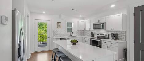 Køleskab, mikrobølgeovn, ovn, kogeplade