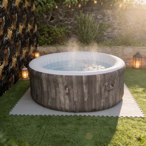 Outdoor spa tub - Vrbo Property (Les Trois-Bassins)