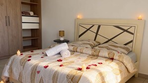 Ein Schlafzimmer mit einem Bett, Nachttischen und einem Kleiderschrank.