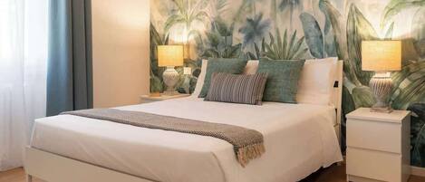 Tabla de planchar con plancha, cuna de viaje, wifi y ropa de cama